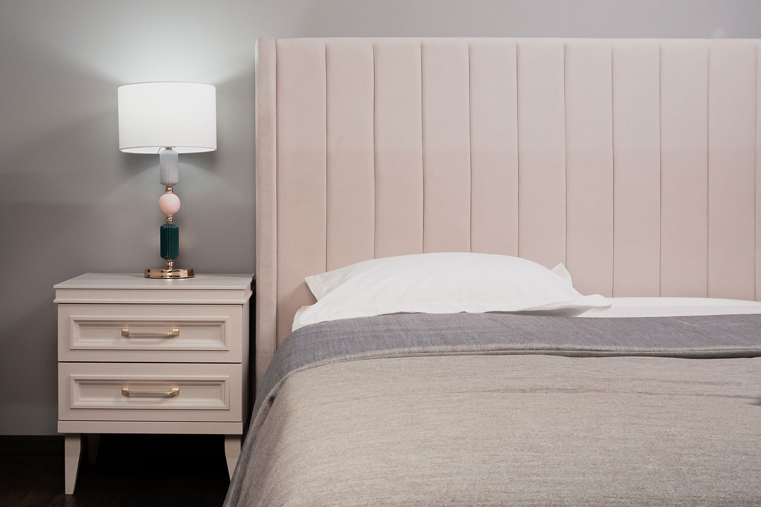 Прикроватные тумбы - изображение №8 "Прикроватная тумба Орландо с выдвижными ящиками"  на www.Angstrem-mebel.ru