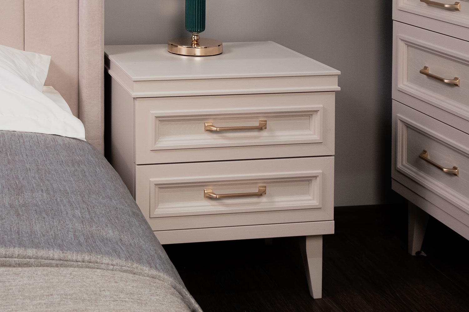 Прикроватные тумбы - изображение №7 "Прикроватная тумба Орландо с выдвижными ящиками"  на www.Angstrem-mebel.ru